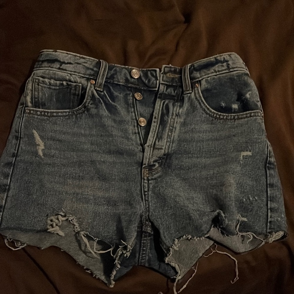 Jean shorts, slightly distressed, 4 buttons